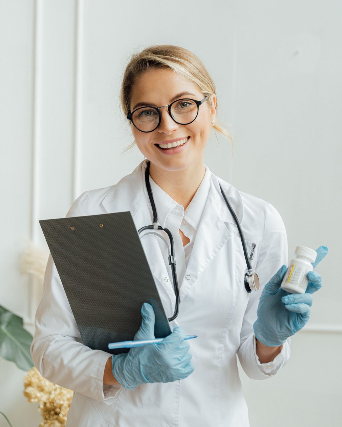 Doctora sonriendo en clínica
